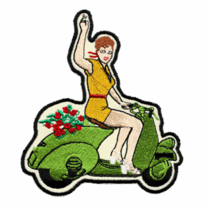 Femme guêpe bras en l'air