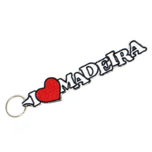 Bestickter Schlüsselanhänger „I Love Madeira“ in Weiß.