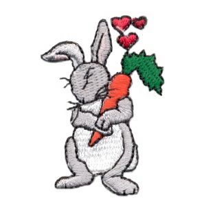 Conejo infantil vivo con insignias de zanahoria